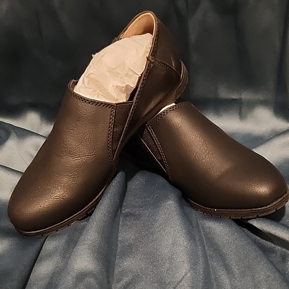 Black Leather Slip-On Loafers with Minimalist Design